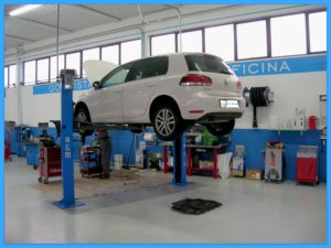 Esaminare e diagnosticare malfunzionamenti di automobili, motocicli e veicoli commerciali